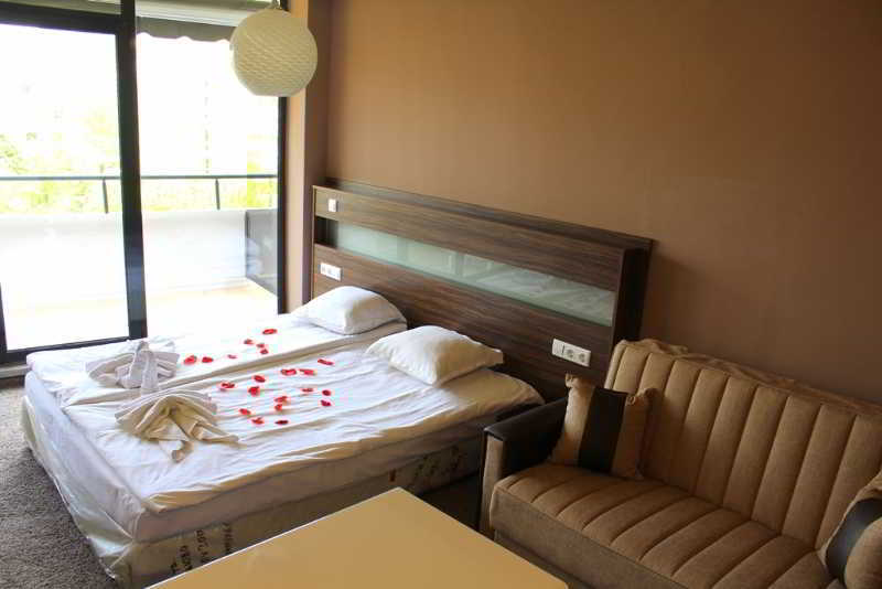 Boomerang - Sunny Hotel